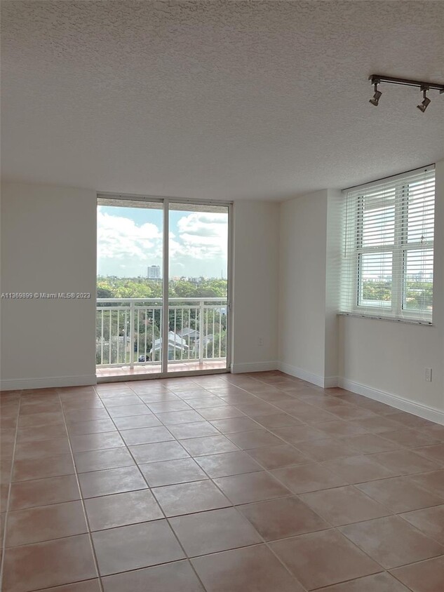 Foto principal - 3000 Coral Way