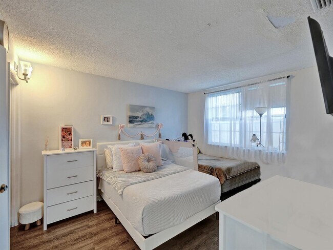 Building Photo - 2828 Coral Springs Dr