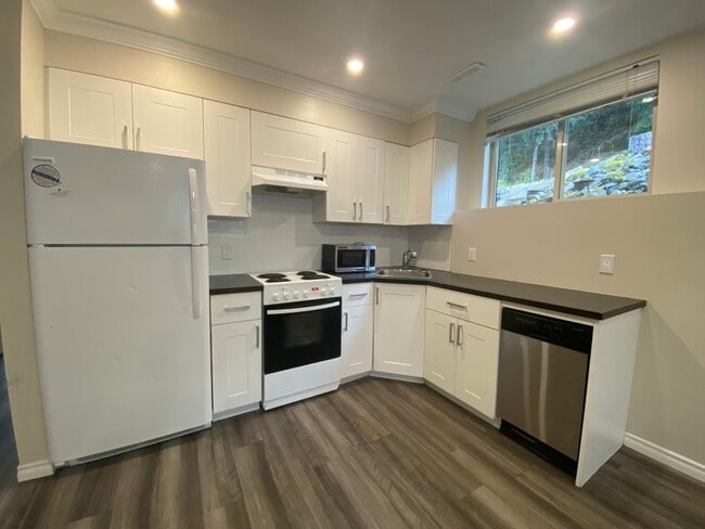 Building Photo - 2220 Sun Valley Dr