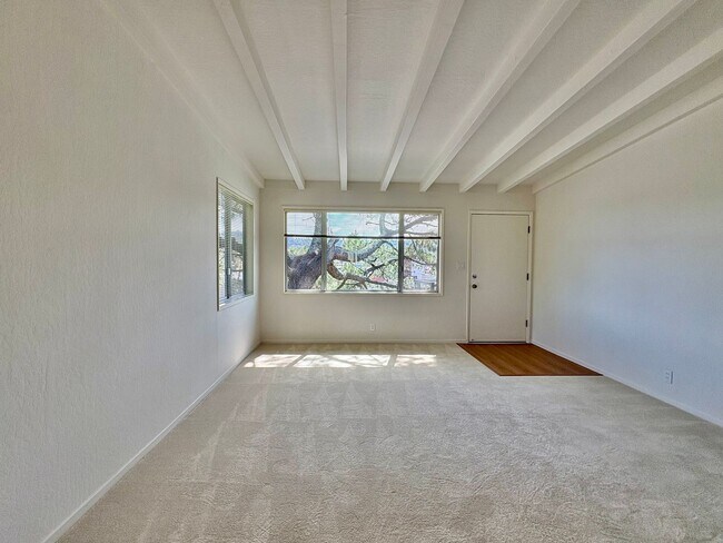 Foto del edificio - OPEN HOUSE SAT 4/26 11AM TO 12PM. Amazing ...