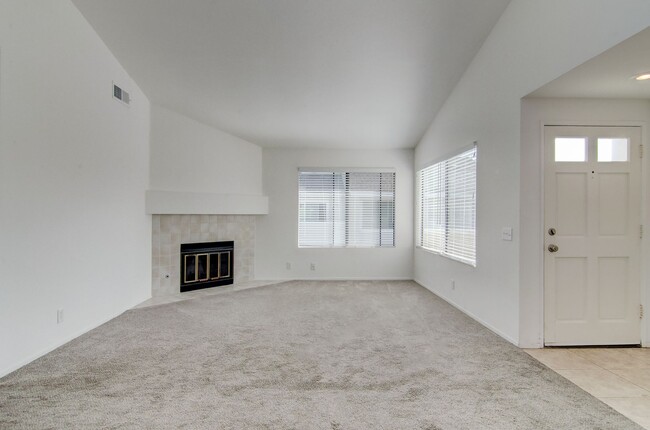Building Photo - 2 Bedroom Condo Located In Quiet Irvine HO...