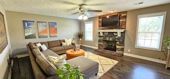Foto del edificio - 6 Month Lease! Close to Exit 8 I-24! IMMACULATE!! 4 bed/2.5 Bath, 3 car garage/fenced in backyard...