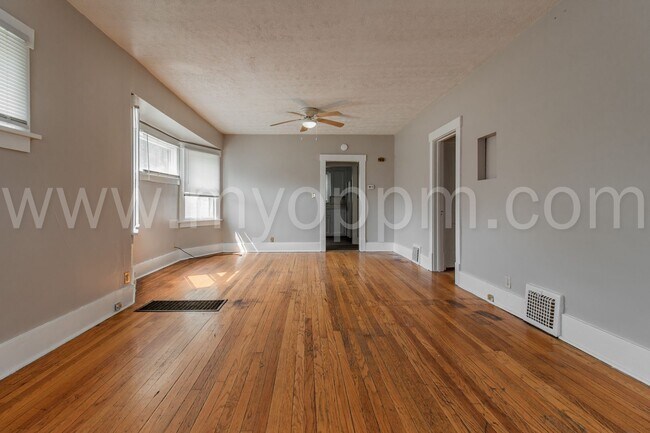 Foto del edificio - Charming 2 Bedroom Home | Miller Park