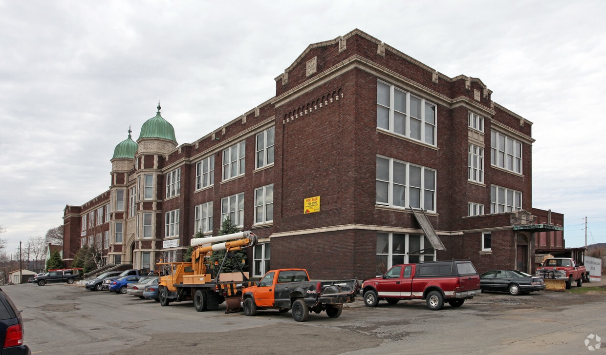 Primary Photo - 435 Main St
