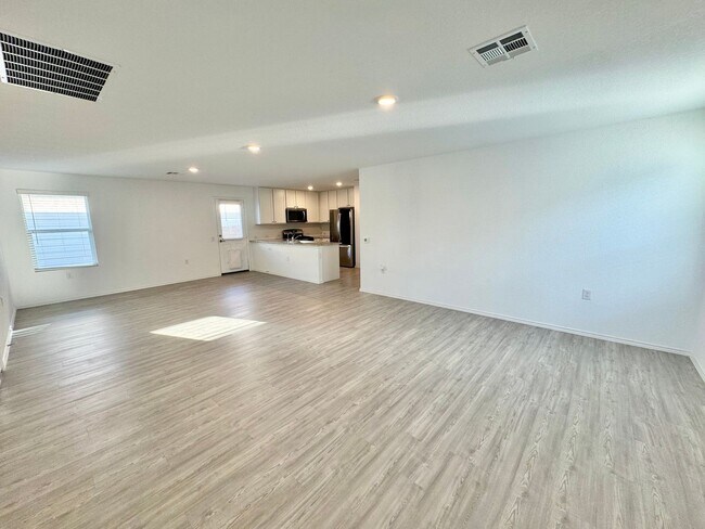 Building Photo - Charming 3/2 Home with Garage, Fenced Backyard & Community Amenities!