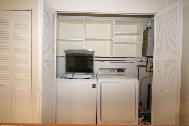 Building Photo - Rarely Available 3 bedroom - 2 bath - 2 parking!