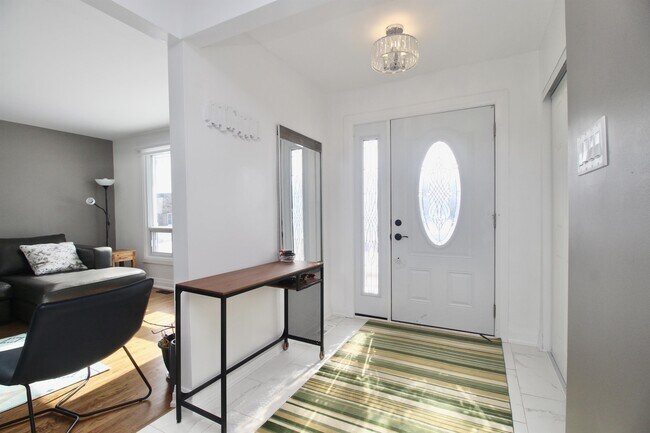 Photo du bâtiment - 969 Debra Ave