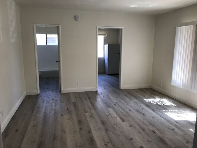 Foto del edificio - Spacious 1-Bedroom Apartment in Van Nuys –...