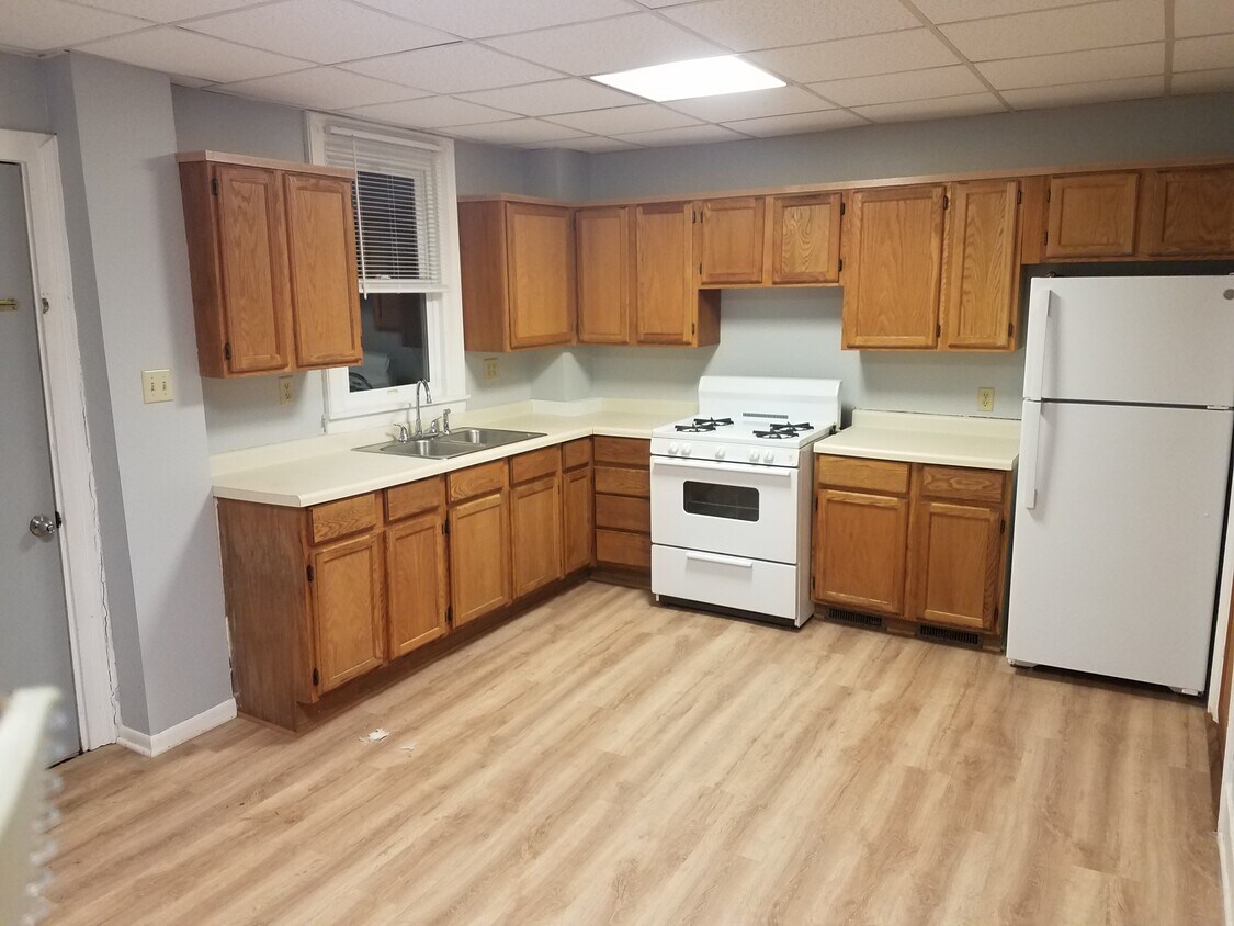 408 3rd St SW Unit 408 1/2, Independence, IA 50644 Apartments in