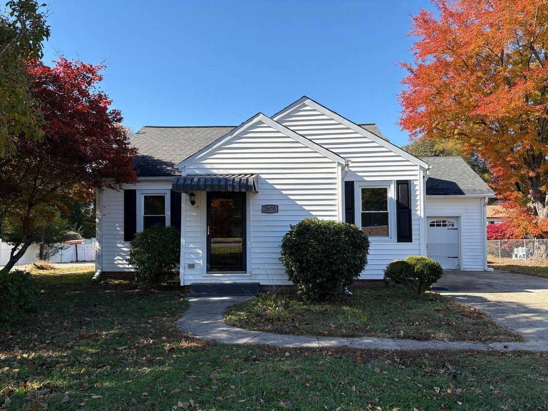 Foto principal - 4 Bedroom, 1 Bathroom House in Walkertown!