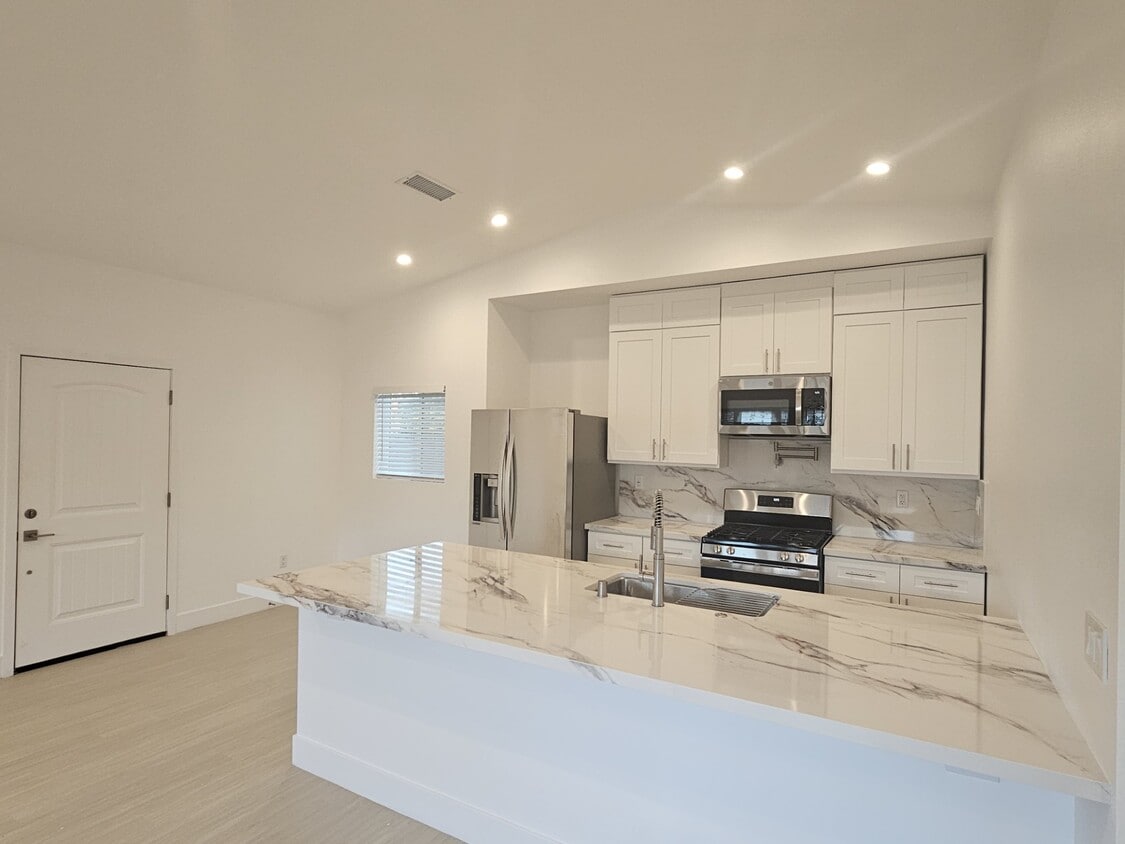 Building Photo - 1321 S Ventura Rd