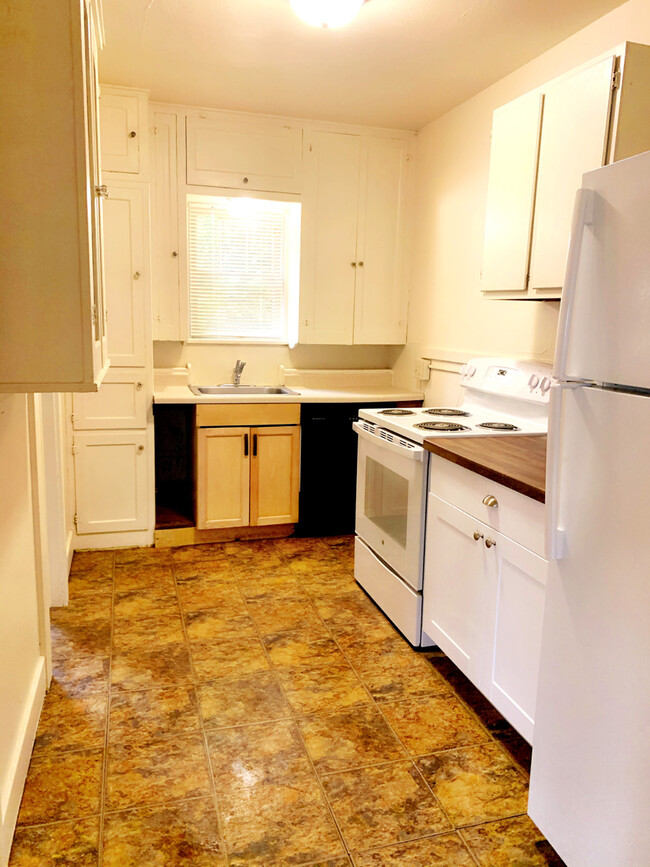 kitchen - 473 E 16th Ave