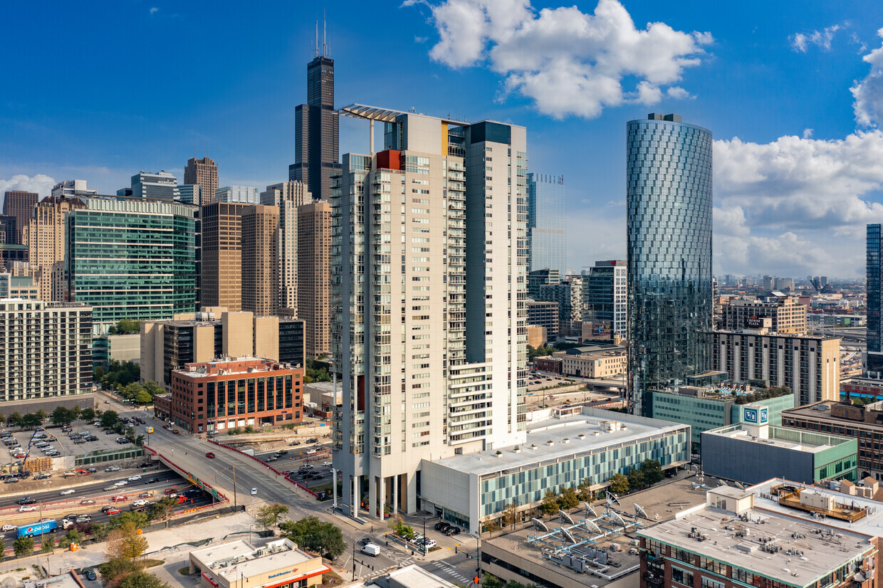 Primary Photo - Skybridge