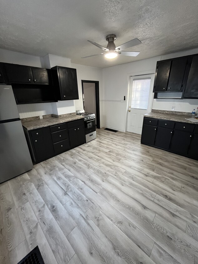 Beautiful eat-in-kitchen with brand new refrigerator, stove countertops and flooring. - 32 Wood Ave