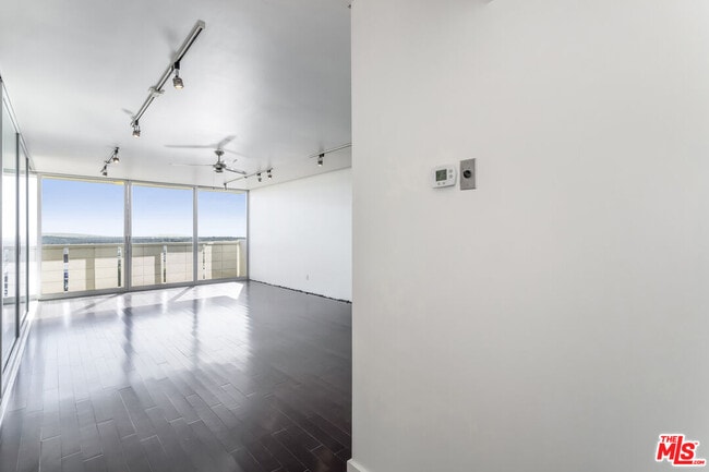 Building Photo - 8787 Shoreham Dr