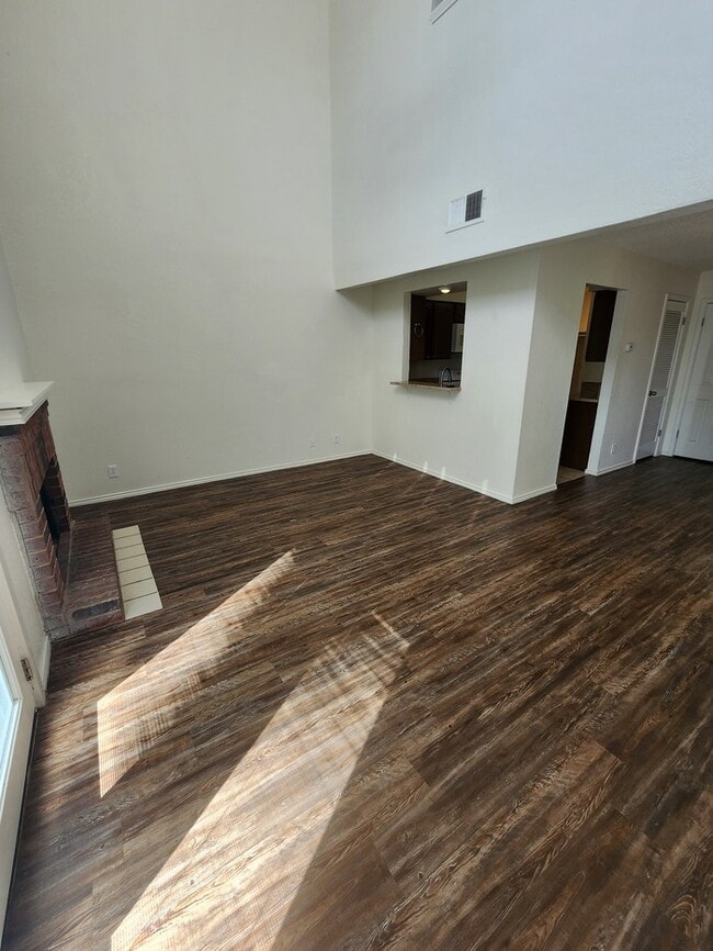 Foto del edificio - 2 story townhome, 2 bed 2.5 bath