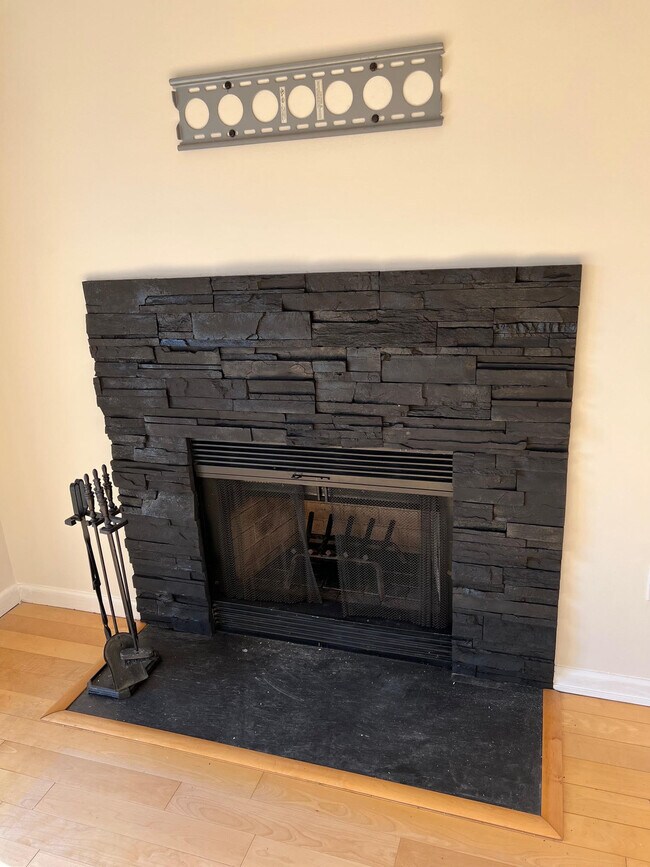 Beautiful Gas Fireplace - 212 W Ridge Mews