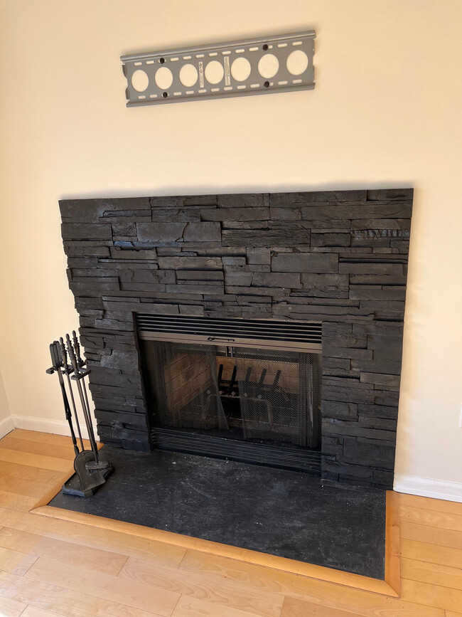 Beautiful Gas Fireplace - 212 W Ridge Mews