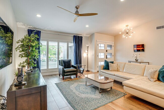 Foto del edificio - 2331 E Lupine Ave