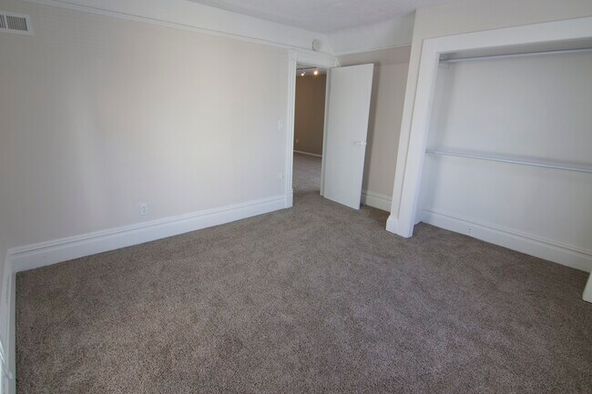 Building Photo - 1020 Helen St NE