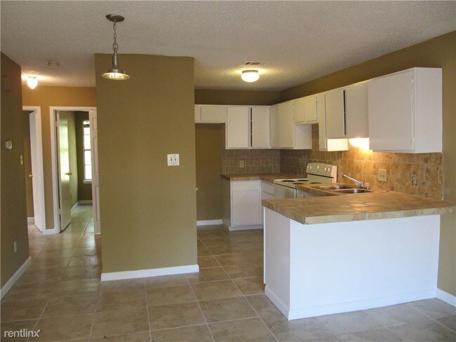 Building Photo - 520 Lenora Dr