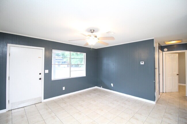 Building Photo - Recently Updated 2-Bedroom Milton Unit Featuring Modern Interior, Functional Layout, Shared Backy...