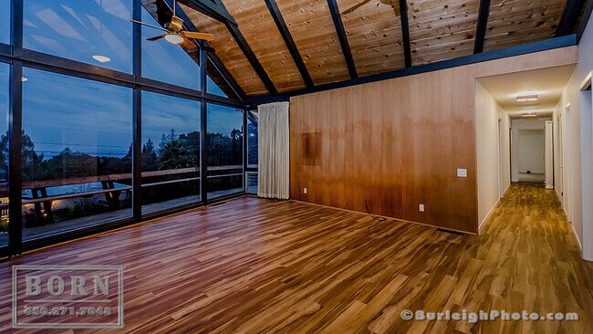 Foto del edificio - 81 Loma Rd