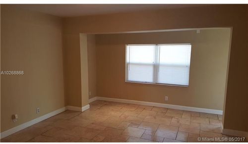 Building Photo - 811 NW 29th Ct