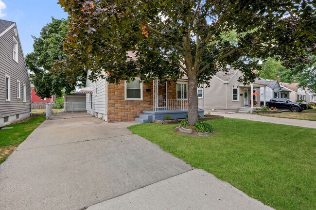 Building Photo - 825 N Edison Ave