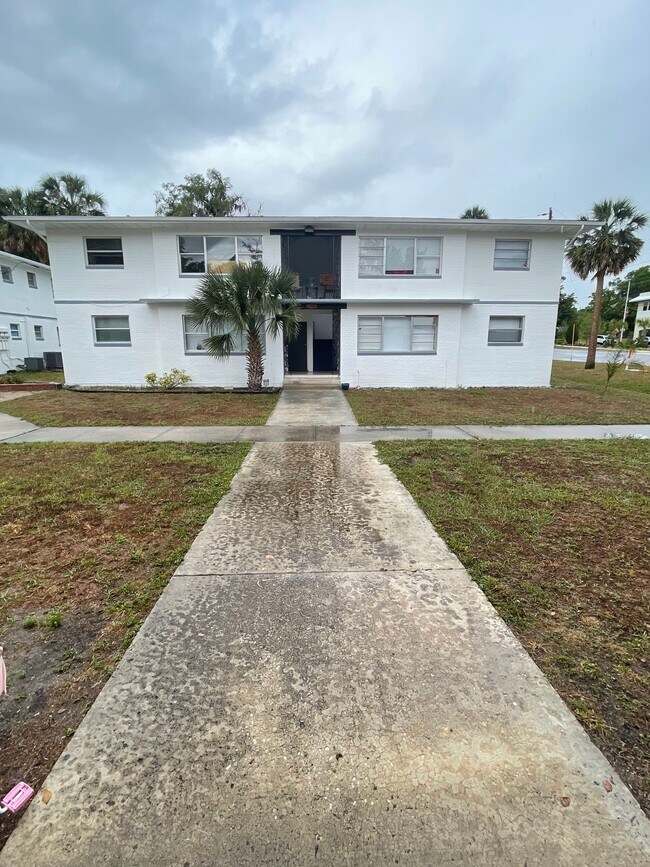 Foto del edificio - Renovated Spacious 2/2~w/All-in One Washer/Dryer & New AC~Deland