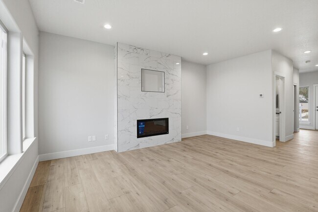 Building Photo - 661 N Creative