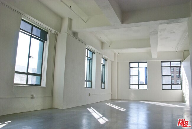 Foto del edificio - 849 S Broadway