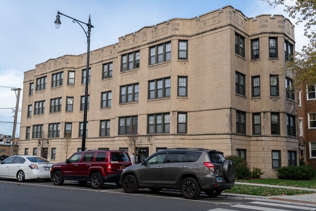 Building Photo - North Lincoln Square - 2 Bed / 1 Bath - In...