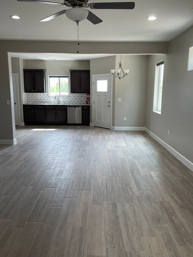 Building Photo - Beautiful 3 bedroom - 2.5 bath home