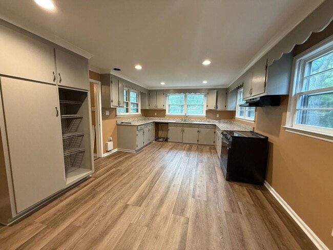 Building Photo - 4 Bedrooms, 2 Bathrooms - Home in Rome!