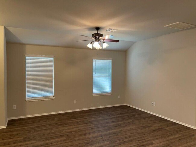 Foto del edificio - 3 bed duplex, all luxury vinyl plank, open...