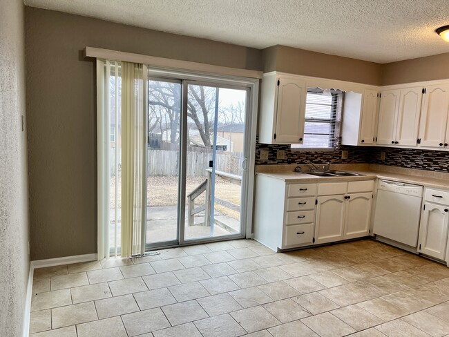 Dining area - 2342 S Crysler Ave