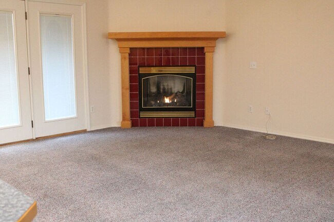 Building Photo - Open Concept Living Close to Downtown Gran...