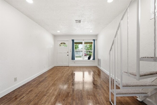 Building Photo - 751 Iowa St