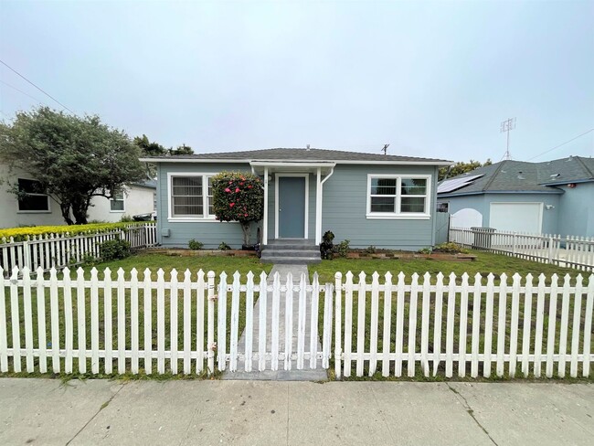 Building Photo - Quaint Ventura Home with Large Yard