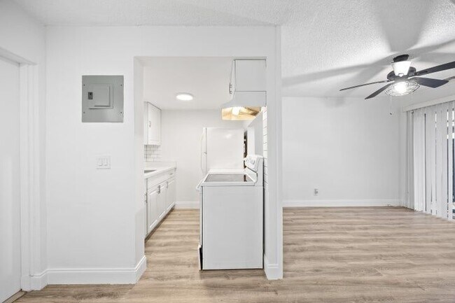 Building Photo - 1801 NE 56th St