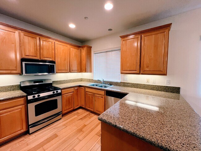 Building Photo - Spacious 3 Bedroom / 2.5 Bathroom Santee H...