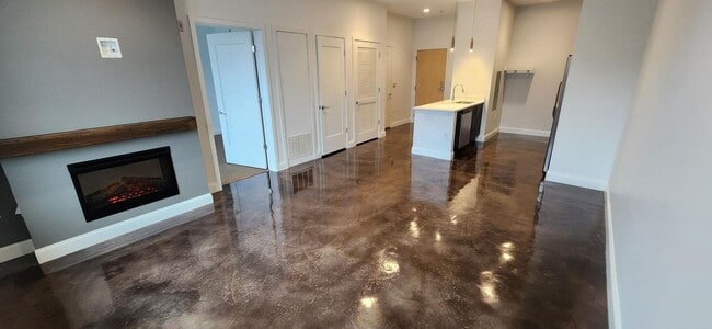 Interior Photo - 22 Mechanic