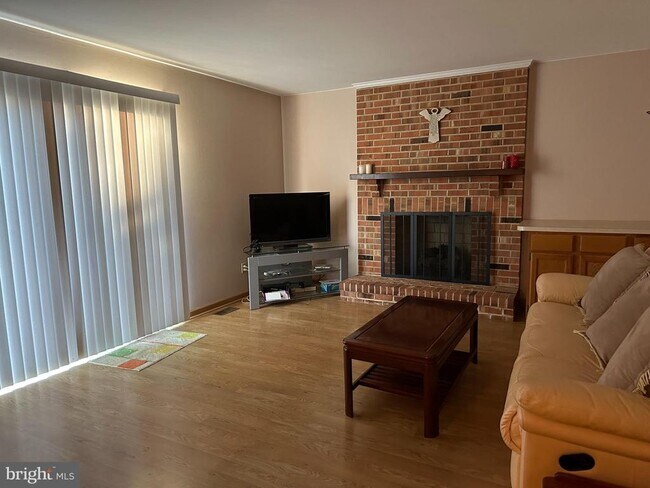 Building Photo - 703 Lora Ln