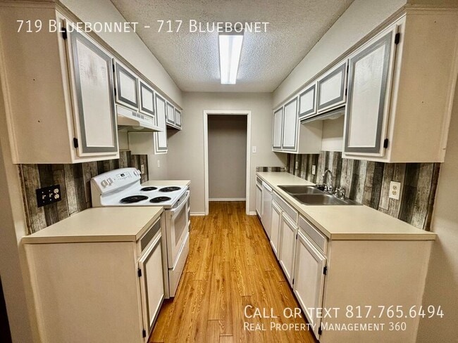 Building Photo - 719 Bluebonnet-717 Bluebonet