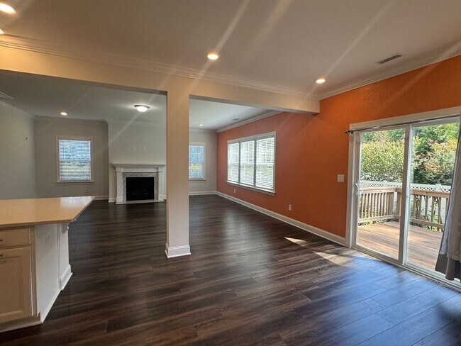 Building Photo - Spacious 5 Bed, 4 Bath Single Family home ...