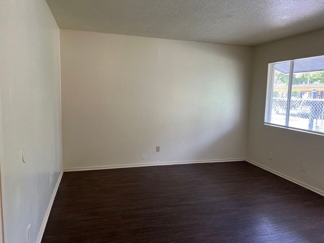 Foto del edificio - 489 S Backer Ave