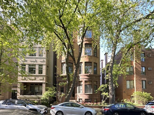 Building Photo - 626 W Wellington Ave
