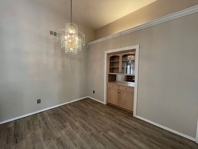 Foto del edificio - Beautiful South West Visalia home Near El Diamante school with a pool!!