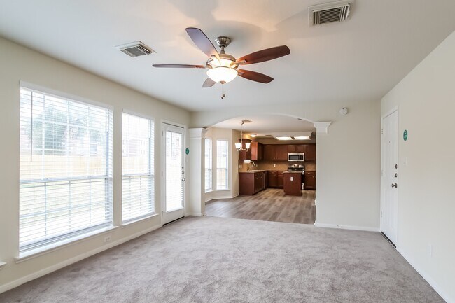 Foto del edificio - 519 Holly Crest Dr